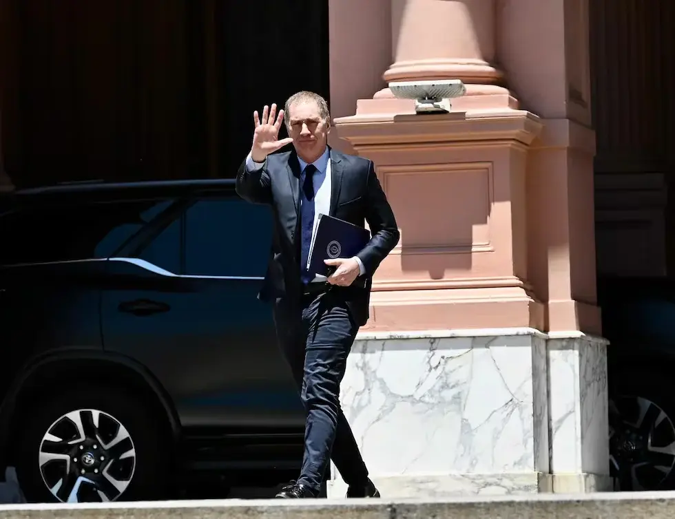 Santilli defendió la salida de Flávio Bolsonaro de Argentina: “No tenía impedimentos de Interpol”