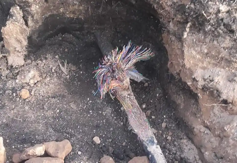 La empresa que realiza obras en Brasil y Fleming cortó los cables de telefonía
