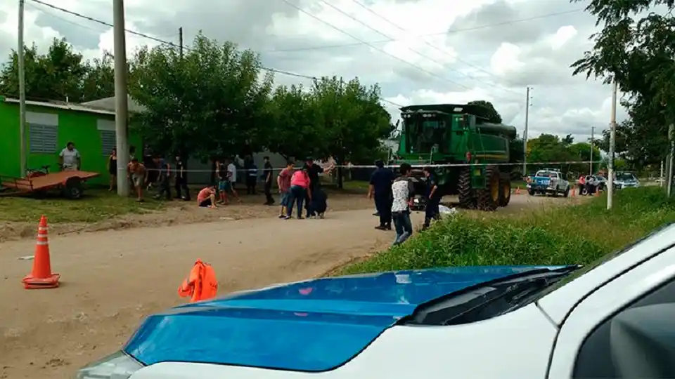 Un niño falleció aplastado por una cosechadora cuando se trasladaba junto a su padrastro en una moto
