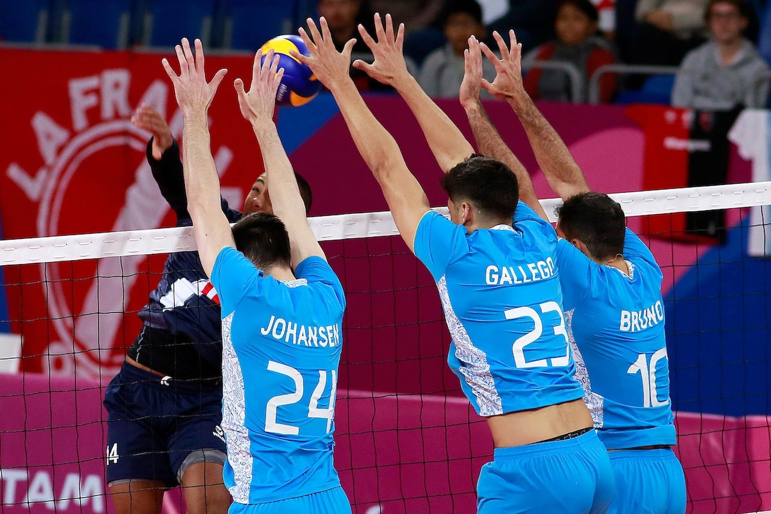 El voley sigue sumando, venció a Perú y quedó cerca de semifinales