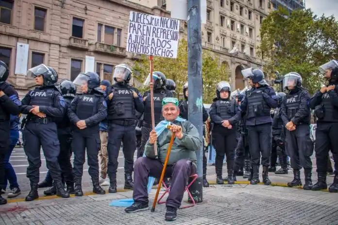Un jubilado, rodeado por agentes policiales