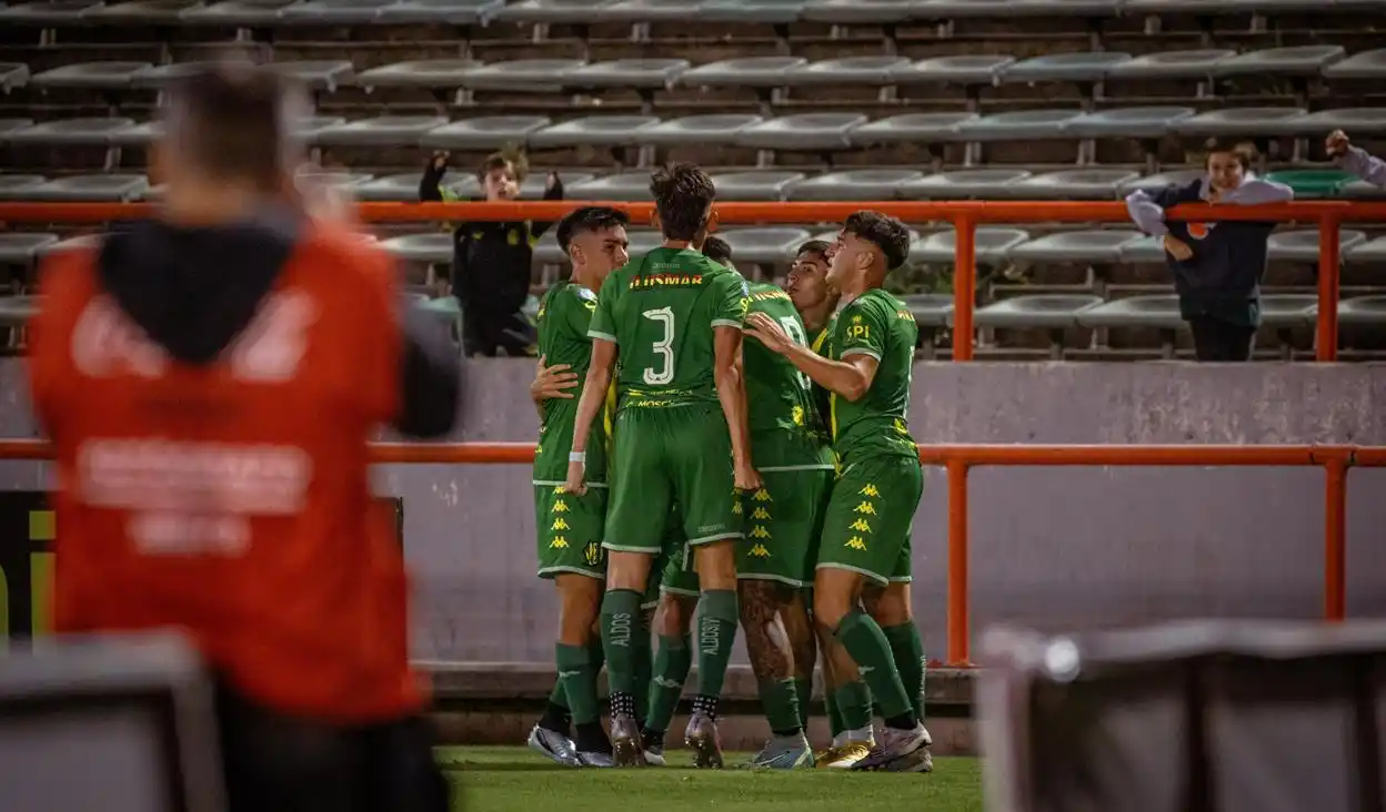 Santiago Luján rodeado de sus compañeros luego de anotar el 1-0 (Foto: Florencia Arroyos - MarcaDeportiva)