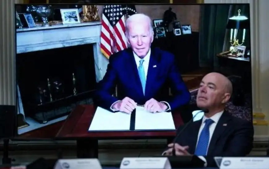 El secretario de Seguridad Interior de Estados Unidos escucha al aislado presidente Joe Biden, durante la firma de una orden ejecutiva que protege el derecho al aborto.