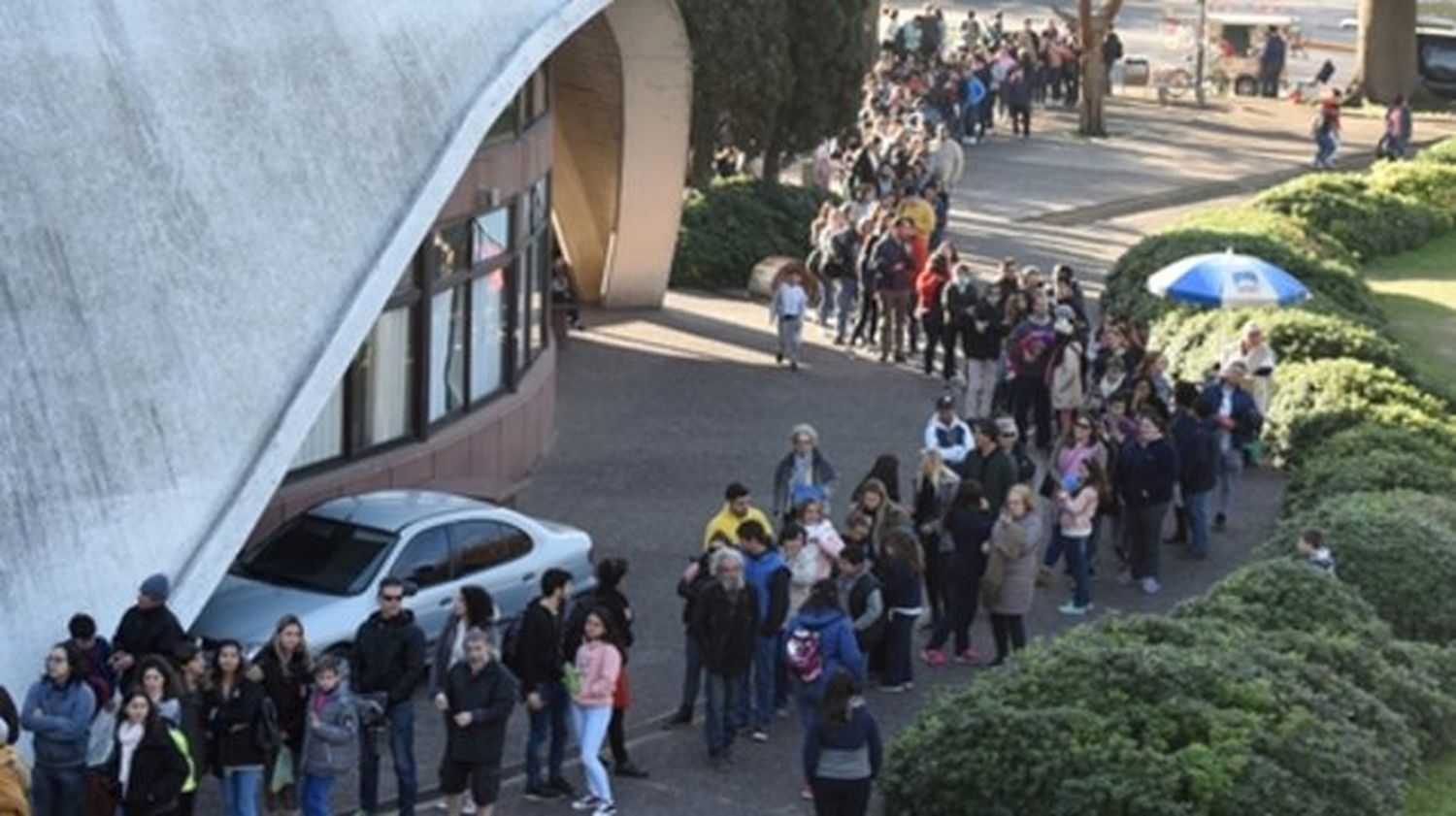 Muchos rosarinos fueron al Planetario para ver el eclipse