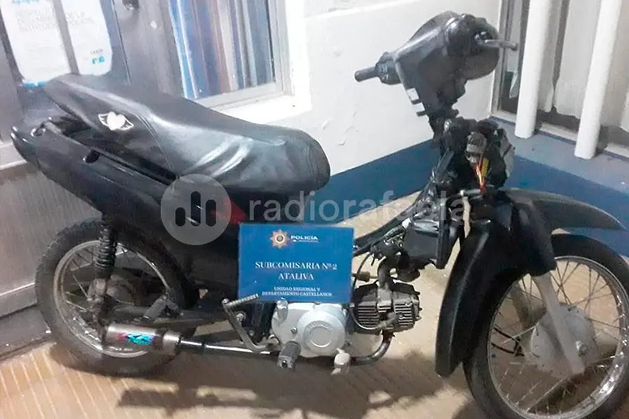 Lo atraparon circulando en una moto siendo menor, sin luz, sin patente y con escape libre: era robada