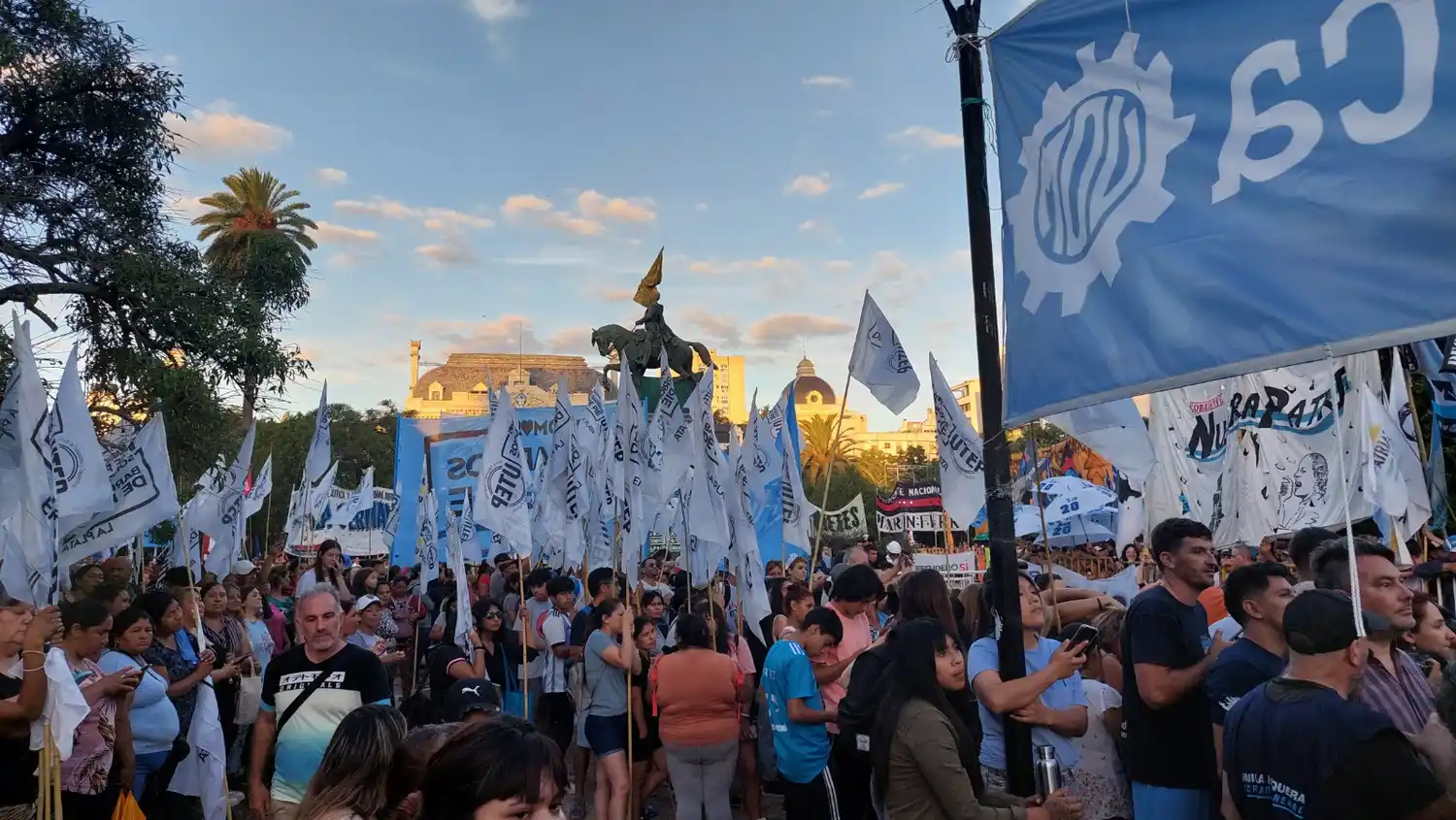 La militancia en Plaza San Martín espera por el Gobernador.