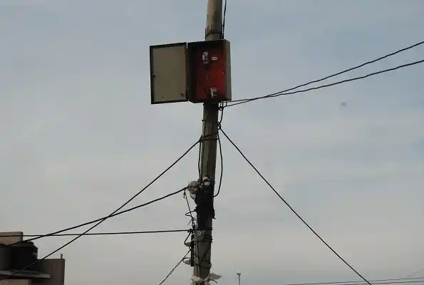 Hace un año viven enganchados de la luz de obra 