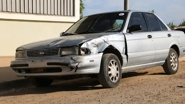 Un agente de tránsito sin registro le sacó el auto y chocó con otro sin carnet