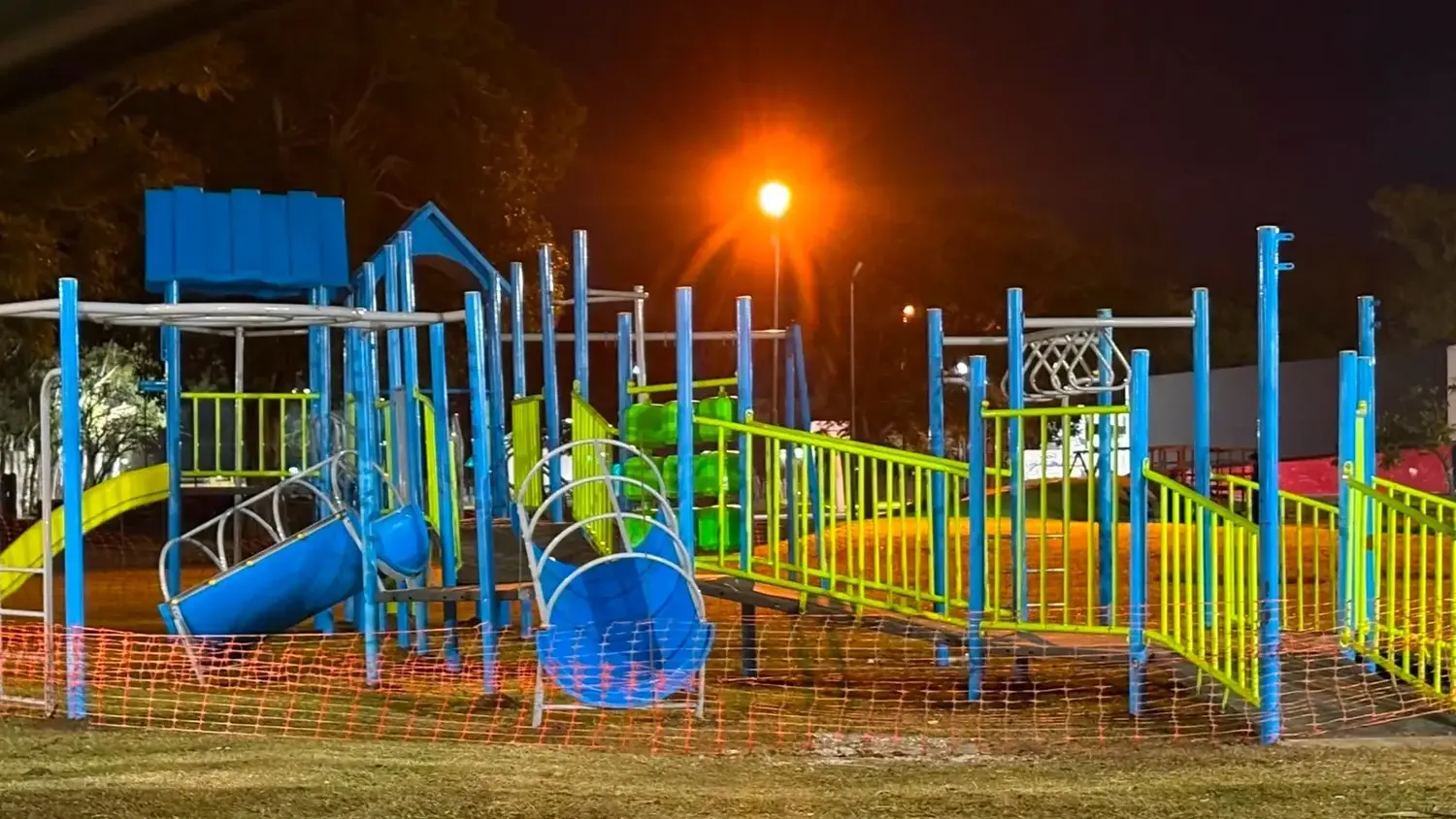 El espacio verde de APADIR incorporó nuevos juegos y mobiliario urbano