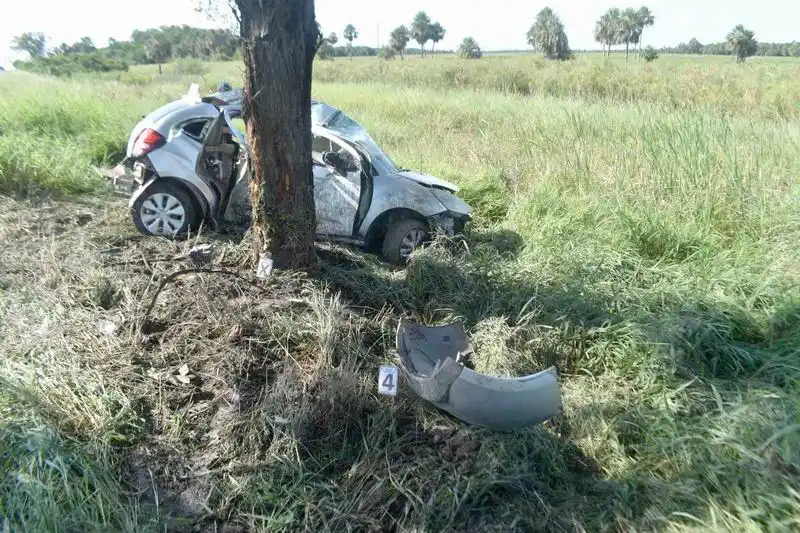 El despiste de un auto sobre la ruta 81 dejó
dos personas fallecidas y tres lesionadas