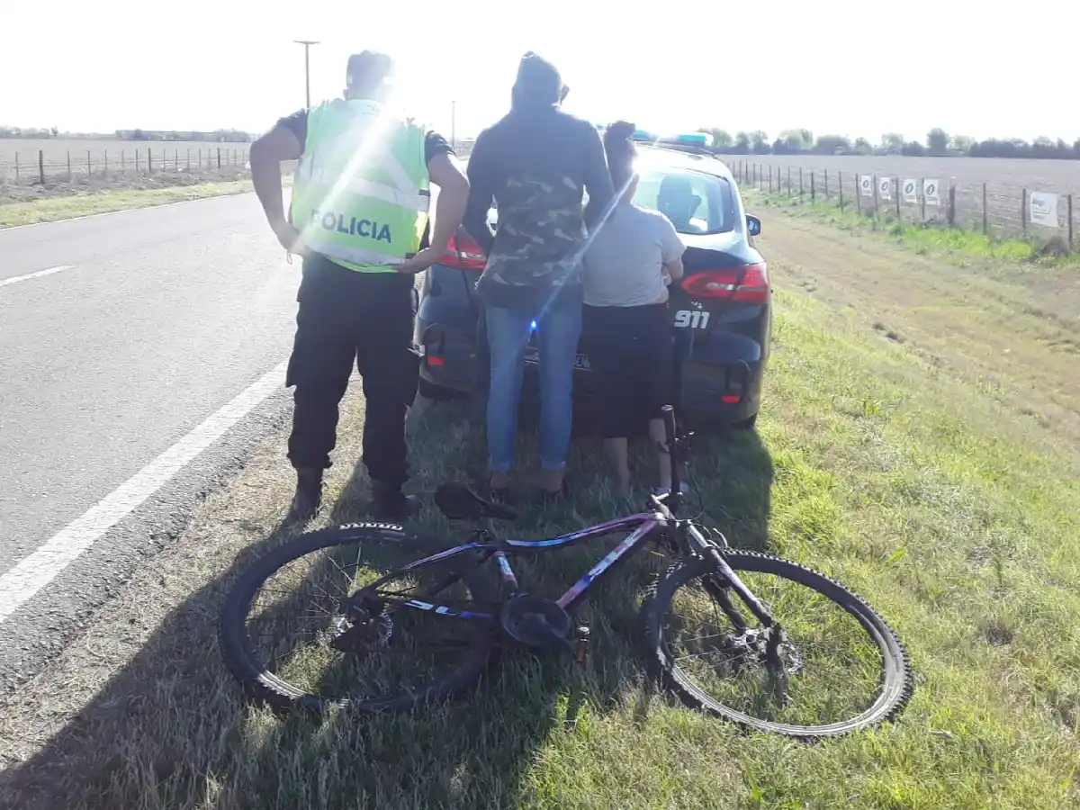 Pareja en moto y con bebé en brazos, robó una bicicleta en Josefina y la detuvieron