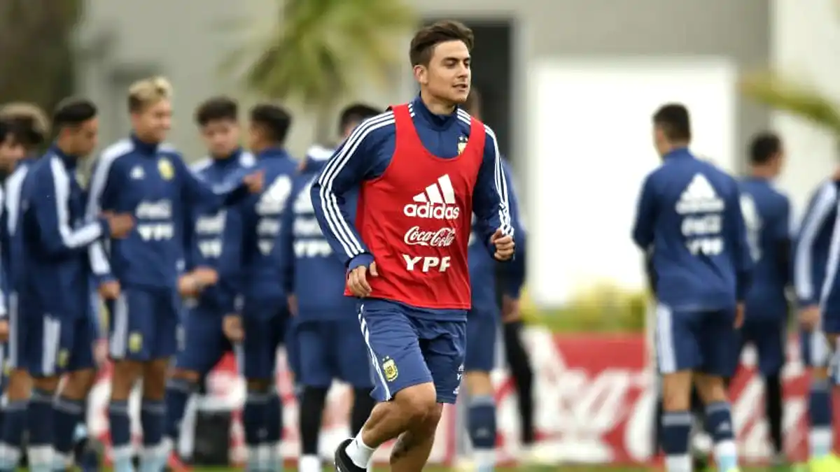 Dybala entrenó con los titulares y podría estar de entada