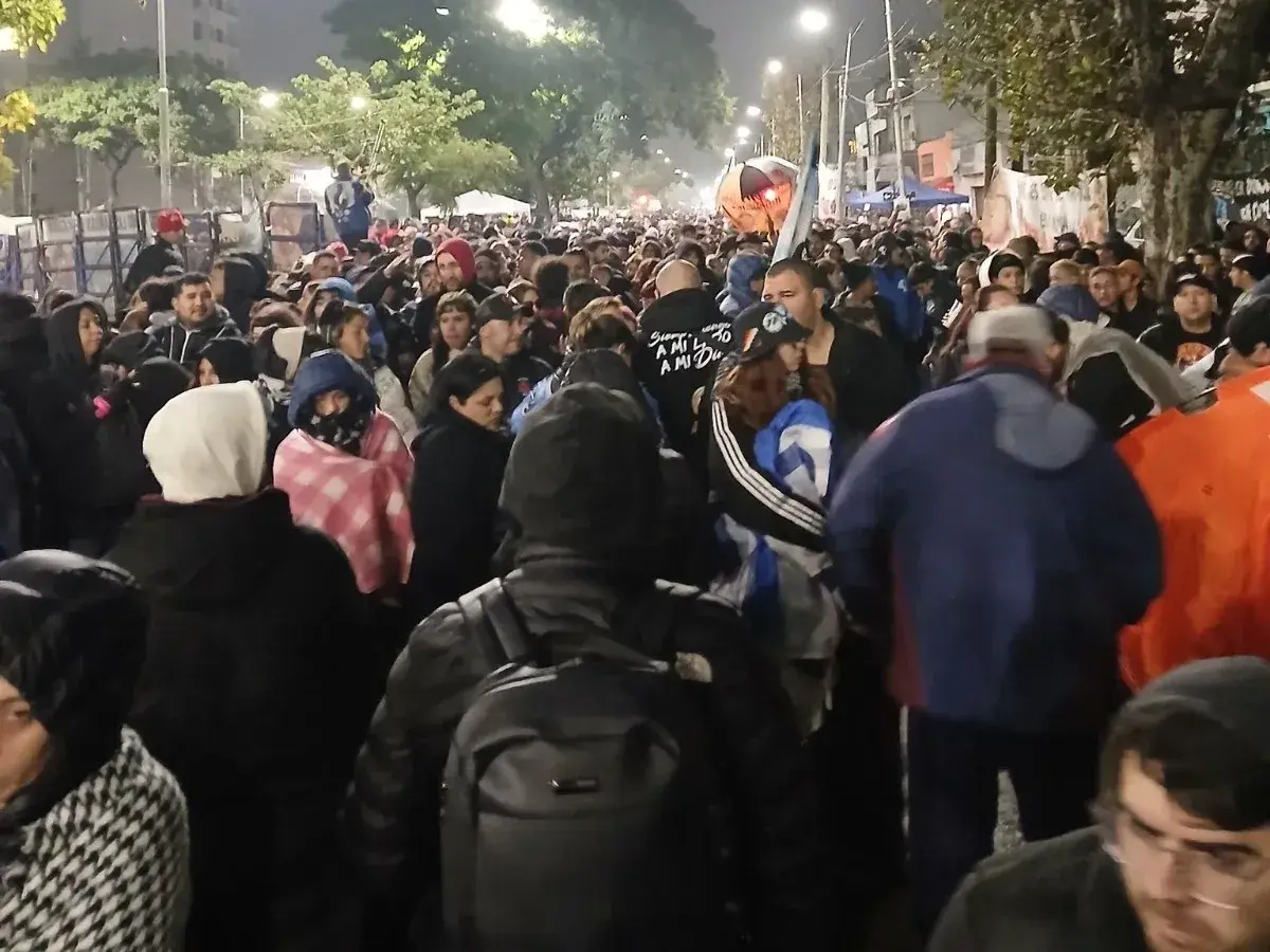 Hay más de 15 cuadras de fila.