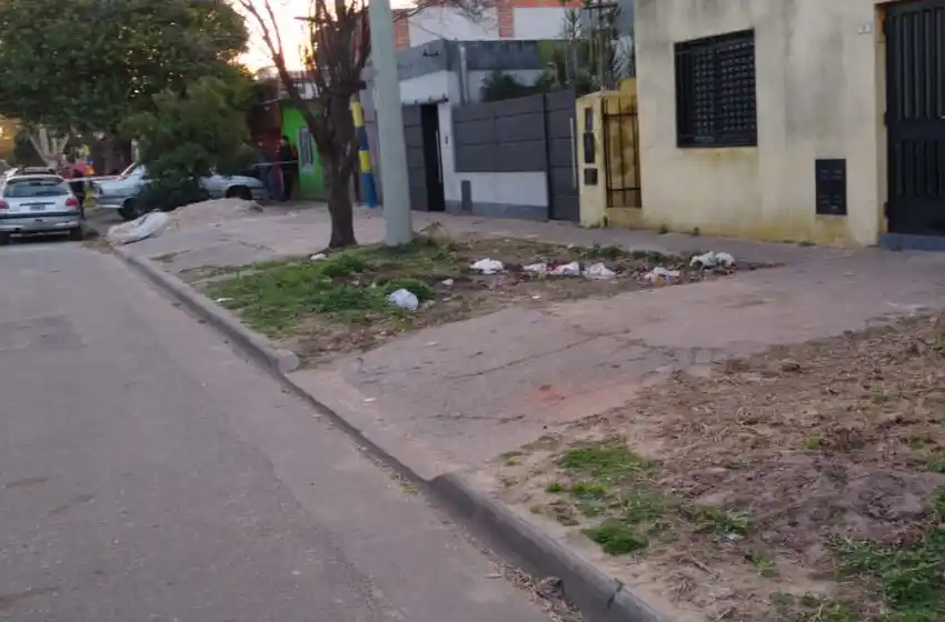 Un joven fue asesinado a balazos en la puerta de su casa