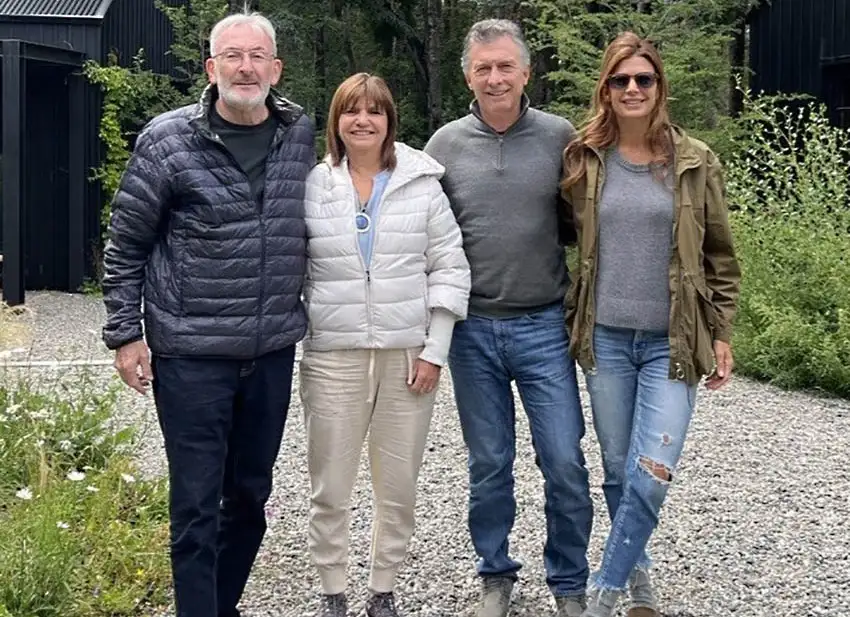 Patricia Bullrich y Mauricio Macri, junto a sus parejas.