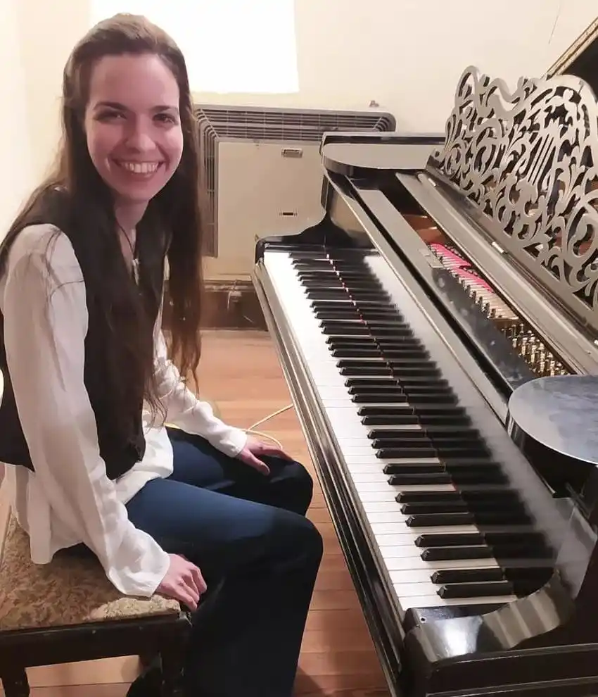 Nerina Pitón interpretando en el piano del Club Social en varias oportunidades