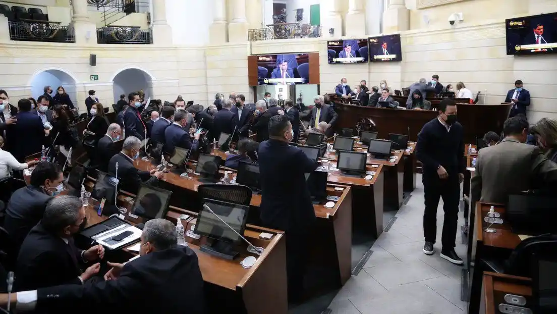 Senado de Colombia excluye polémico artículo que amenazaba la libertad de prensa para denunciar corrupción