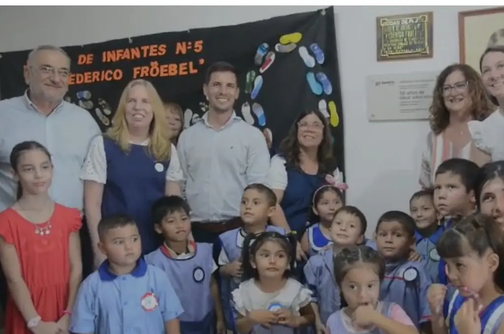 El intendente Viotti y el senadro Alcides Calvo en la celebración, junto a autoridades y docentes del Jardín
