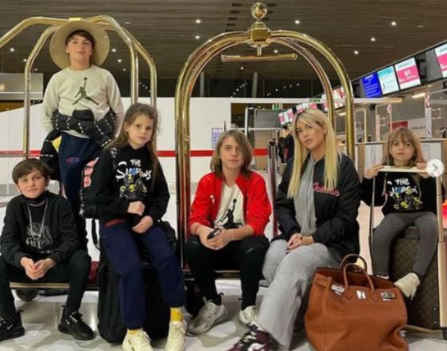 Wanda volvió al país: llegó con sus hijos, sin Icardi y con un mensaje picante para la China