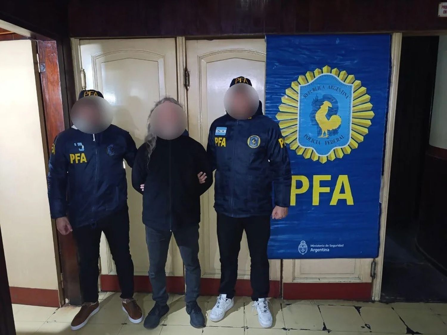 El cine funcionaba como fachada para la explotación sexual de cinco mujeres trans. Foto: Policía Federal