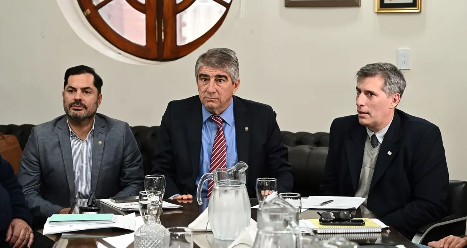 Luego de los primeros encuentros durante la semana pasada, el Gobierno provincial convocó a nuevas reuniones paritarias a estatales, docentes y profesionales de la salud. Foto: Flavio Raina / Archivo.