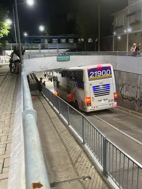 El micro quedó incrustado en el puente.