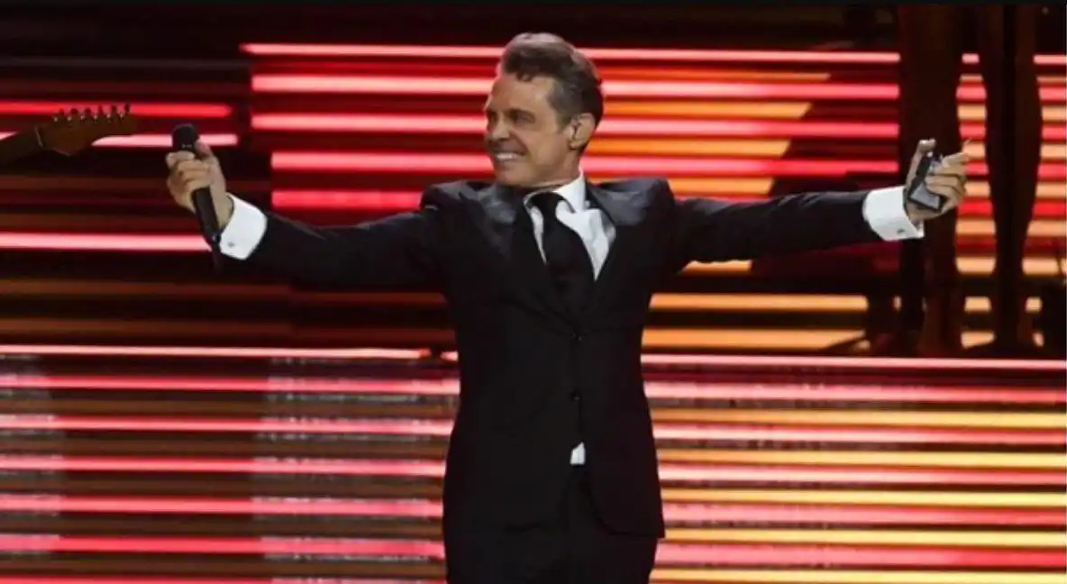 Luis Miguel se cae en pleno concierto en México (+Video)