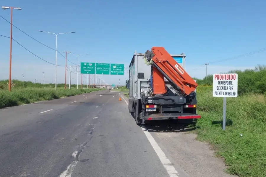 Colocaron cartelería por la restricción de vehículos de carga en el Puente Carretero