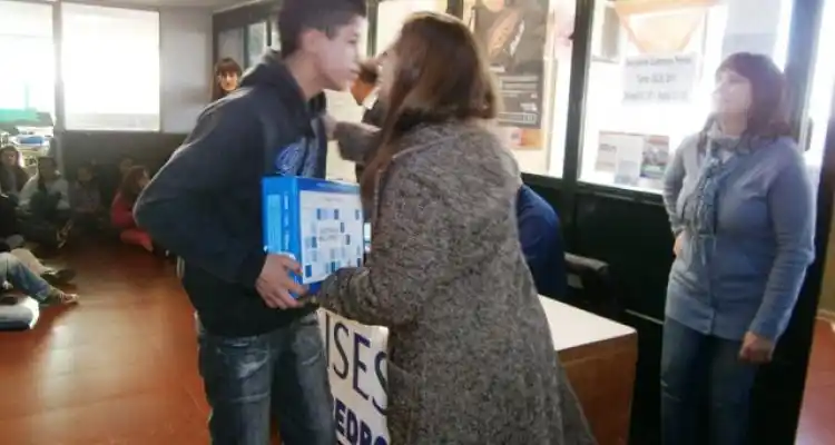 Anses entrega 229 netbooks