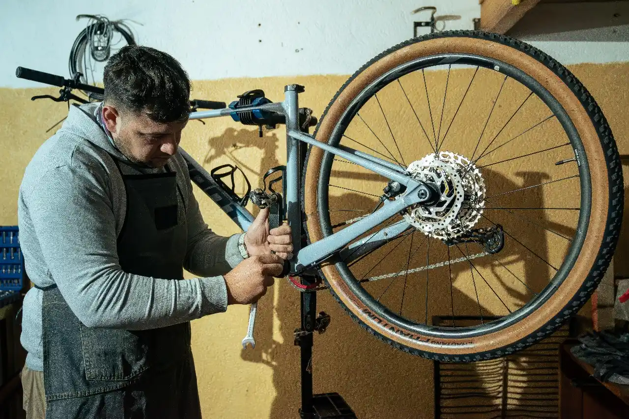 "Este oficio me apasiona": Miqueas Pairola, el bicicletero que convirtió la necesidad en proyecto