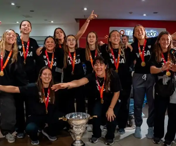 Las Leonas volvieron al país con la Copa del Mundo y fueron recibidas por una multitud.