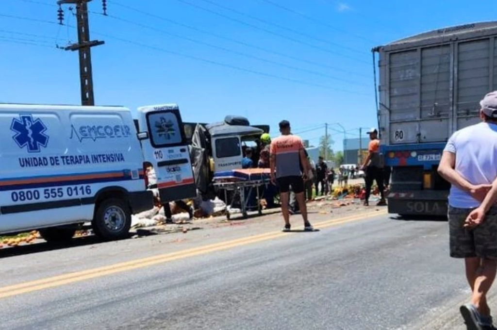 Uno de los choferes debió ser rescatado por bomberos.