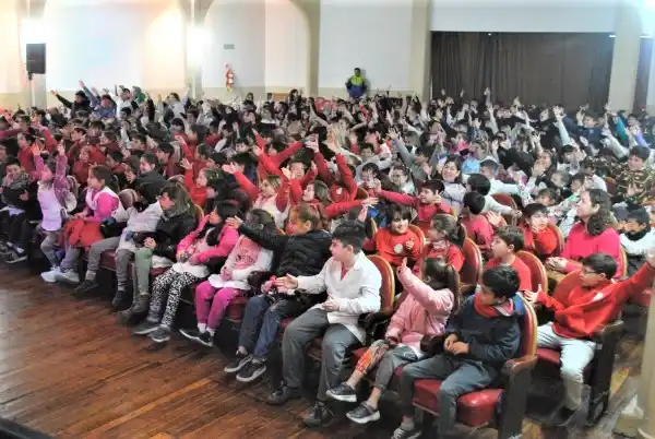 Más de 600 estudiantes locales del nivel primario tuvieron la oportunidad de disfrutar de “Divertrap”