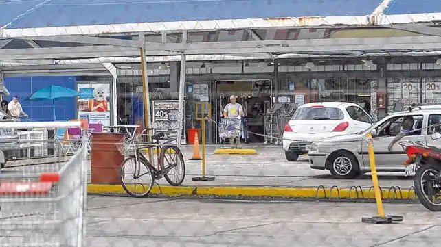 Robaron 9 millones de pesos en el estacionamiento de un supermercado