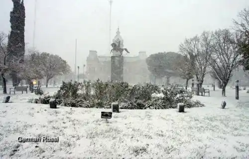 Miércoles 6 de Junio de 2012. Nevada en Tres Arroyos, plaza San Martín
