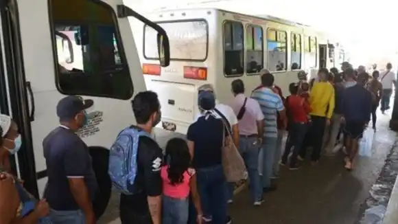 ¡NO LES BASTA! Transportistas van por más aumento del pasaje