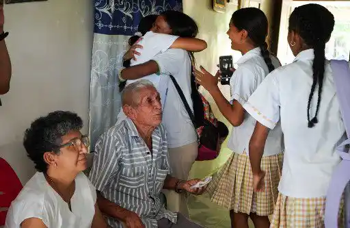 Familiares del delantero del Liverpool Luis Díaz celebran tras la liberación de su padre, Luis Manuel Díaz, en Barrancas el 9 de noviembre de 2023.