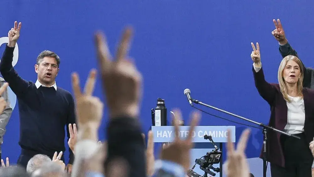 Axel Kicillof junto a Verónica Magario.
