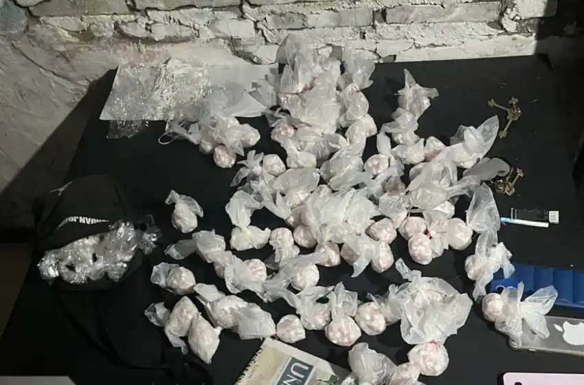 Detuvieron a tres hombres y dos mujeres y secuestraron gran cantidad de cocaína