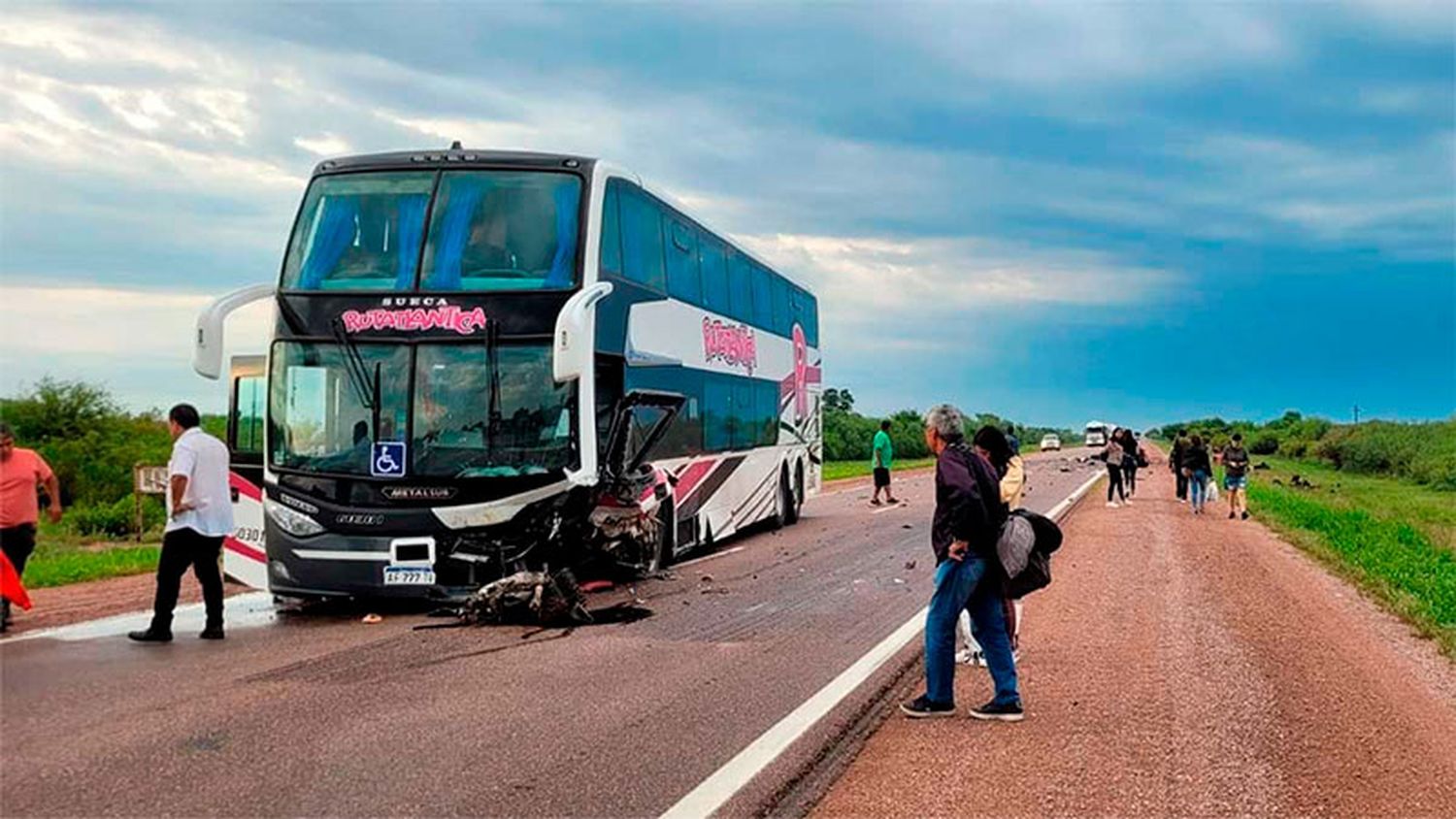 Tres muertos al chocar un colectivo y un auto: confirmaron las identidades