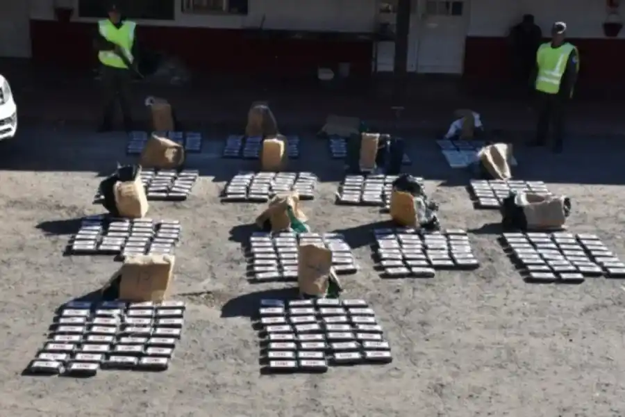 Secuestraron 464 kilos de cocaína y dos fusiles dentro de una camioneta en San Justo