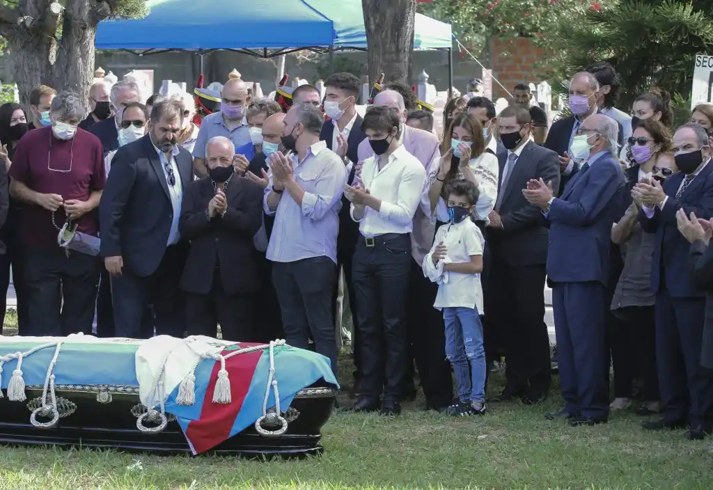 Inhumaron a Menem, con ritual islámico y tras 20 horas de velatorio en el Congreso