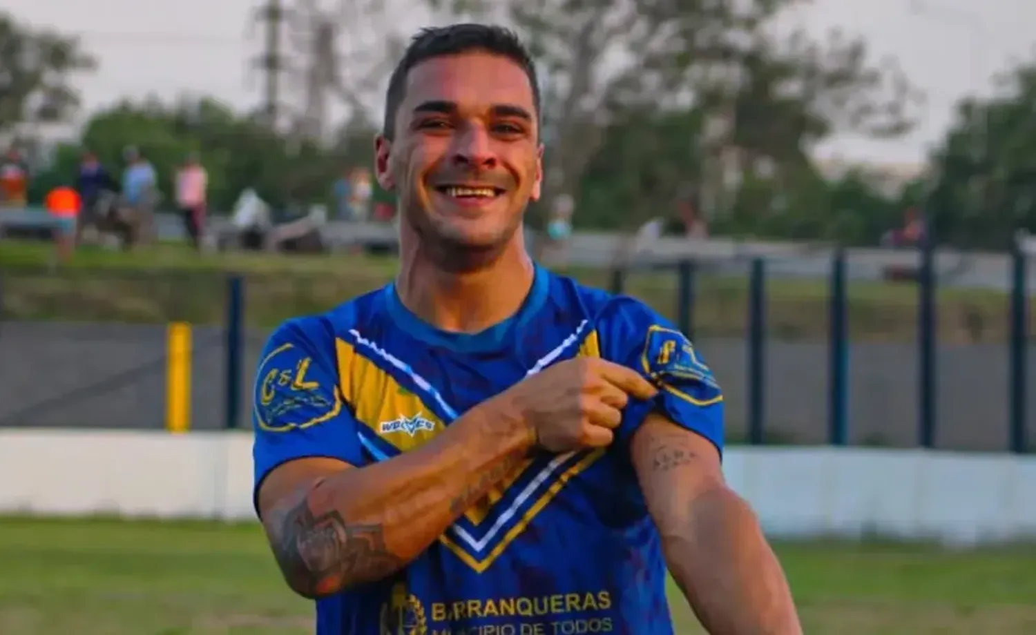 A los 35 años, murió el futbolista Enzo Pittau tras sufrir un paro cardíaco en pleno partido