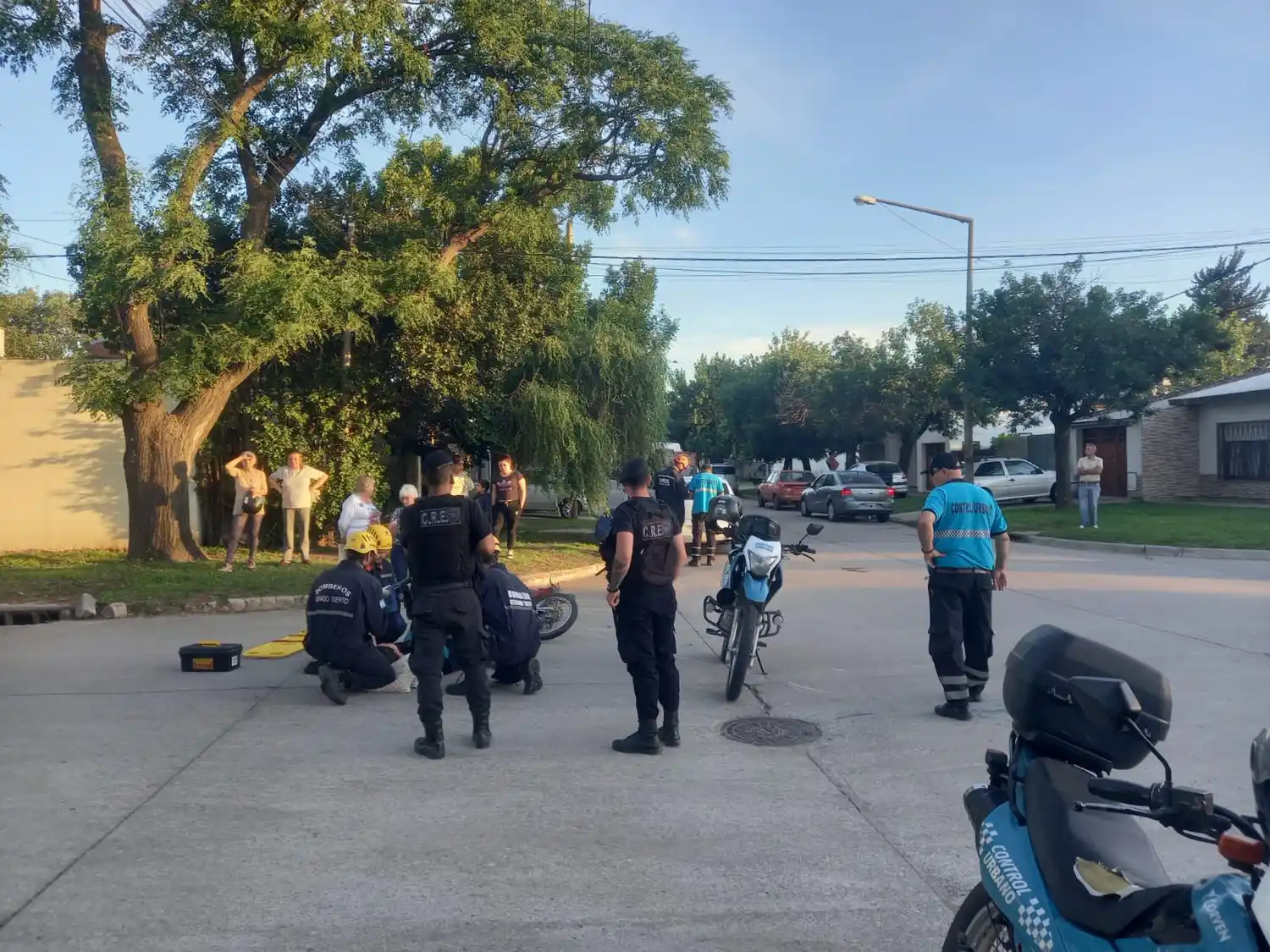 Personal de bomberos trabajando en la atención de la joven de 33 años.