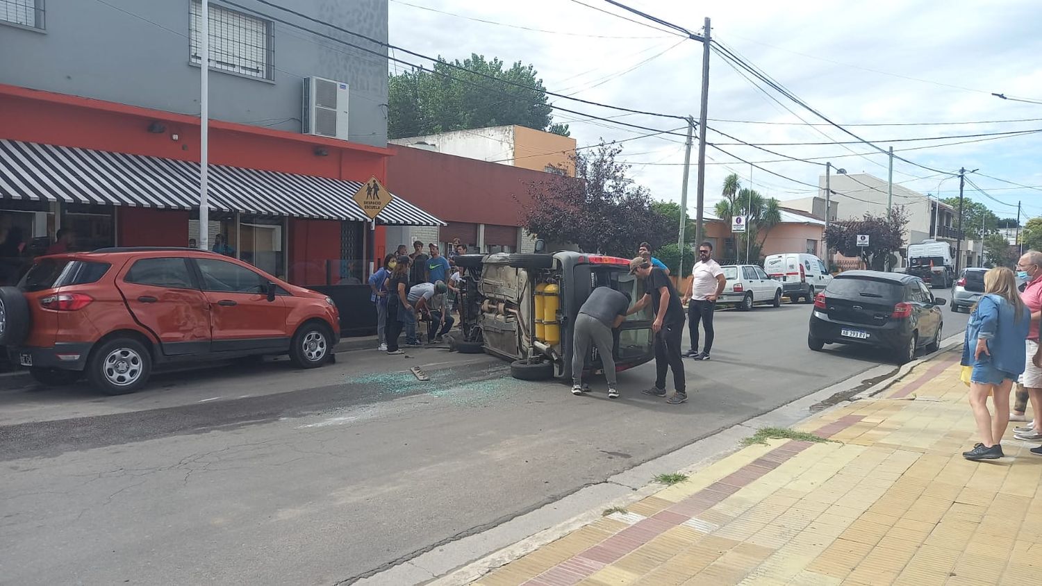 Fuerte accidente en Roca y Belgrano