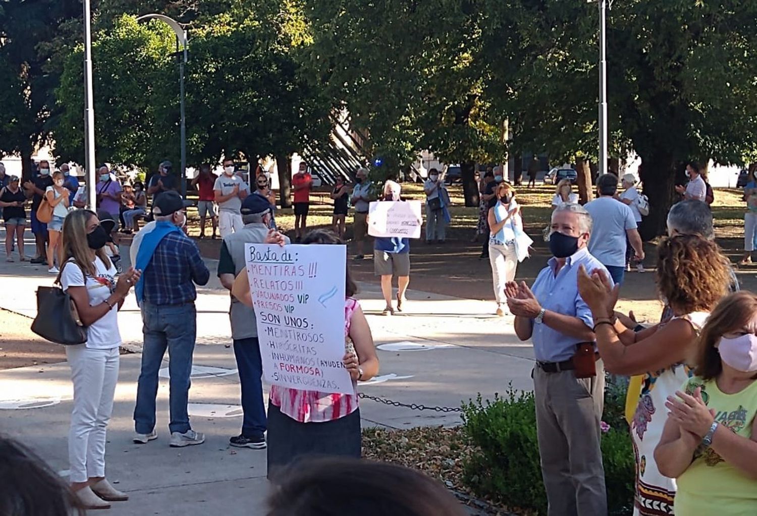 El banderazo en contra de la vacunación VIP se replicó en la plaza céntrica de Tandil