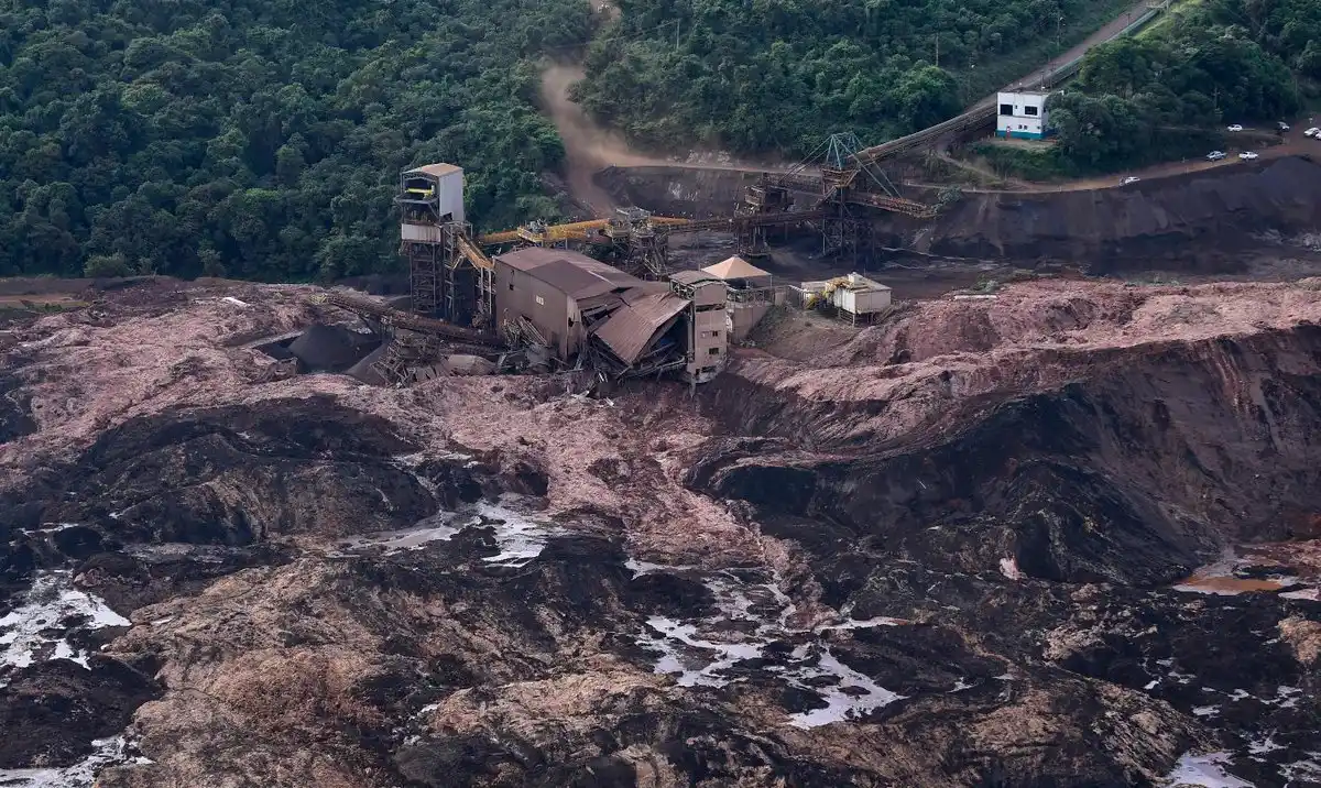 Una avalancha de lodo arrasó con un pueblo y hay 9 muertos y 150 desaparecidos
