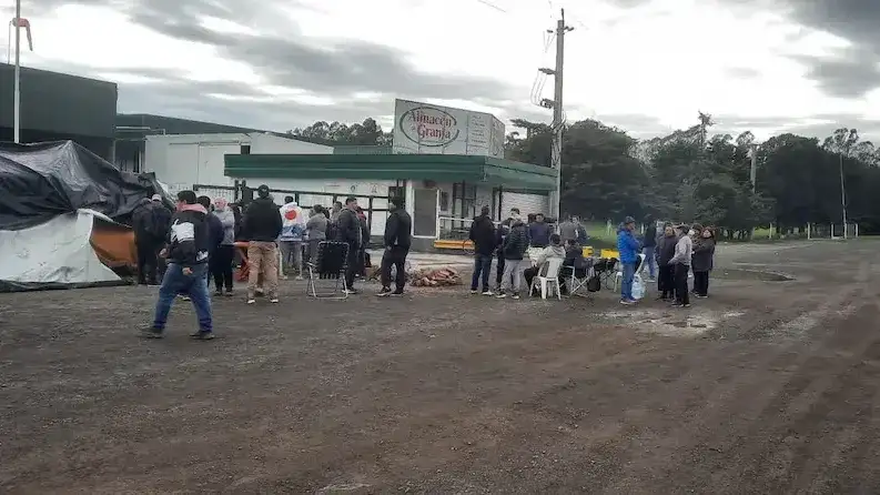 Tristeza colectiva, ollas populares y éxodo de familias: lo que dejó el despido de 700 trabajadores en Granja Tres Arroyos