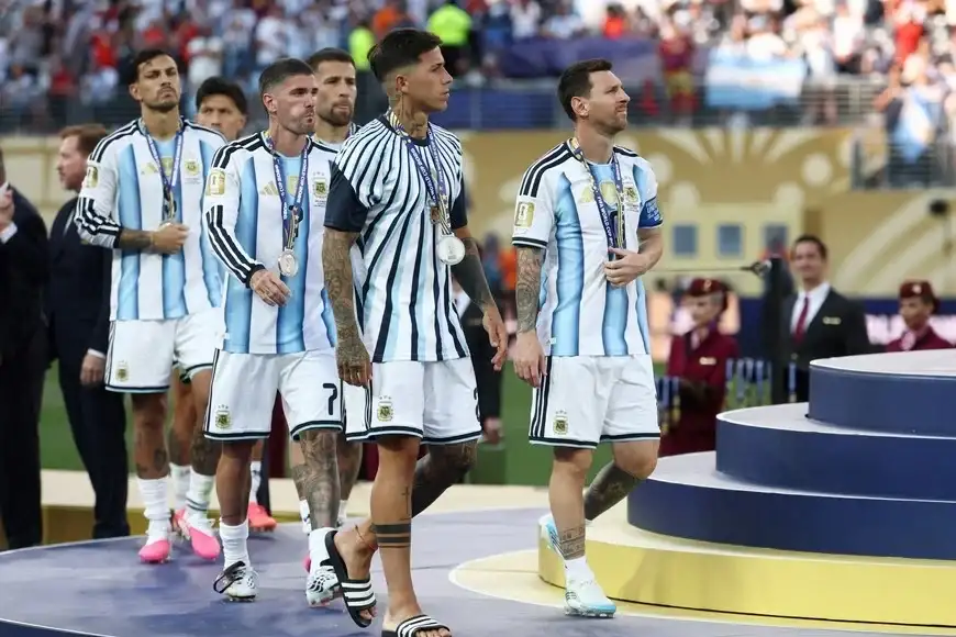 Los jugadores de la Selección Argentina luego de recibir la medalla tras la derrota ante España.