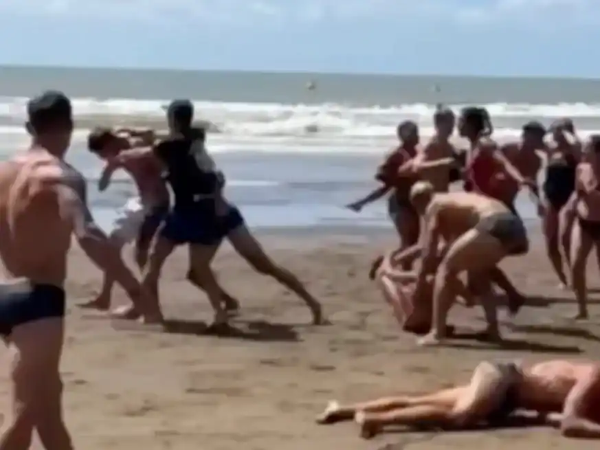 Feroz batalla campal entre guardavidas tras una competencia en Costa Azul.